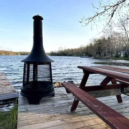 Archie'S Lakeside Cabin Wolfville Exterior photo