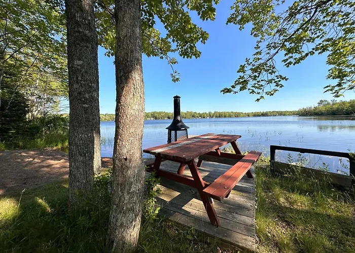 Archie\'S Lakeside Cabin